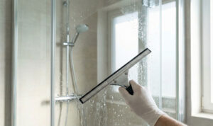 Fenster putzen mit Abzieher in Dusche