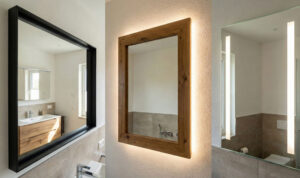 Moderne Badezimmer mit verschiedenen Spiegeln.