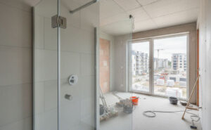 Moderne Duschkabine in einem neuen Wohnraum.