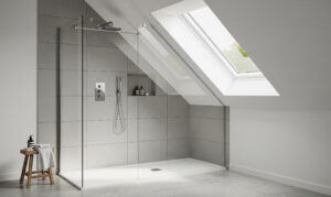 Moderne Dusche unter einem Dachfenster