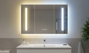 Modernes Badezimmer mit beleuchtetem Spiegel