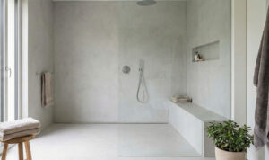 Moderne Dusche mit gläserner Abtrennung und Pflanzen.