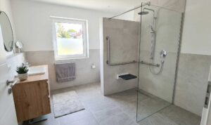 Modernes barrierefreies Badezimmer mit bodengleicher Dusche
